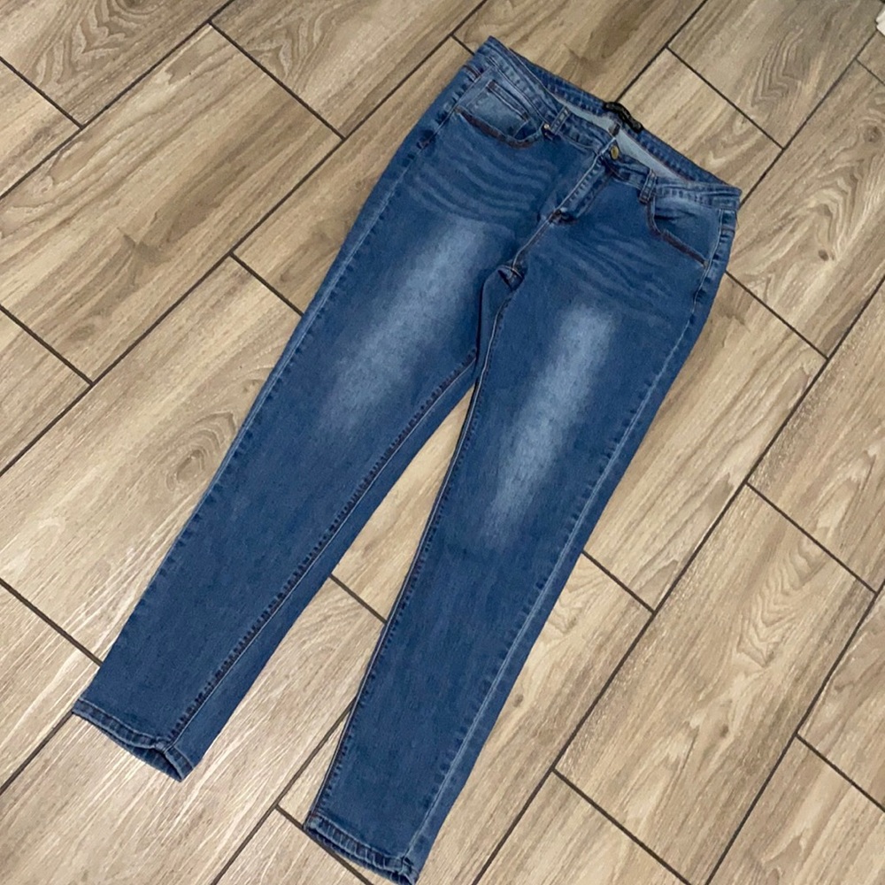 Slim Cut Jeans/ Mid Rise